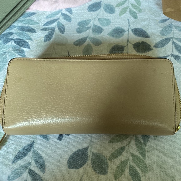 Micheal Kors pebble leather wallet. - Picture 4 of 4